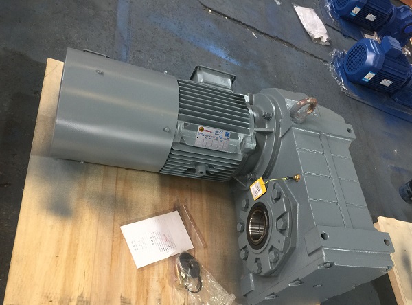 1比90減速電機(jī),1:90減速機(jī),90比減速器,裝箱機(jī)減速機(jī),減速機(jī)樣本